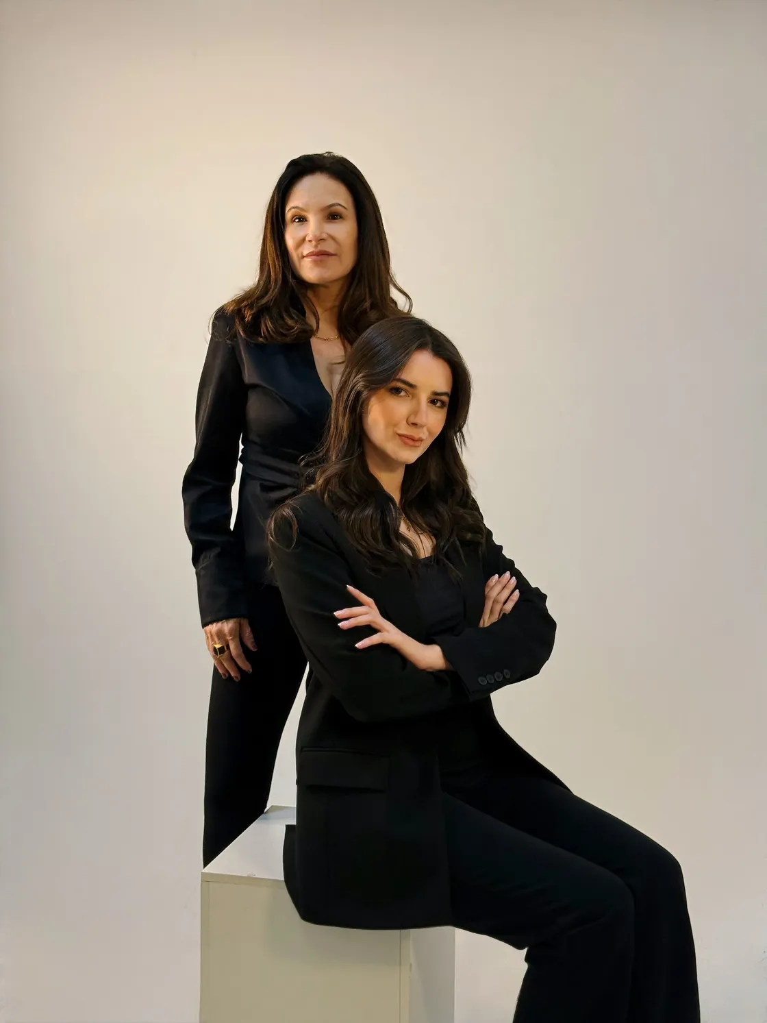 Dra. Nathalia Jordão e Dra. Ana Holtz — fundadoras da Clínica RenaSer